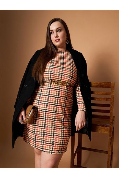 Sassafras By Styli فستان قصير بحزام وطبعة مربعات مقاس كبير