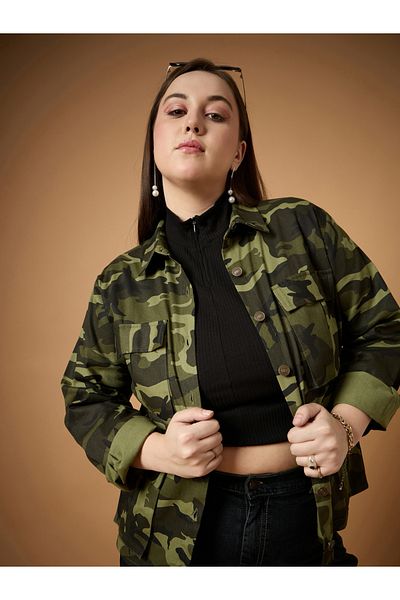 Sassafras By Styli سترة كبيرة الحجم من قماش التويل بطبعة مموهة متعددة الجيوب
