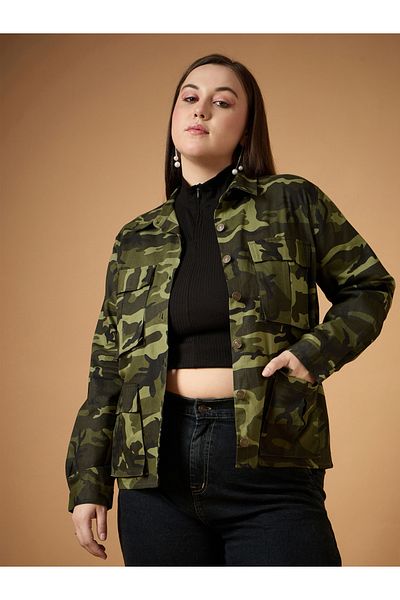 Sassafras By Styli سترة كبيرة الحجم من قماش التويل بطبعة مموهة متعددة الجيوب