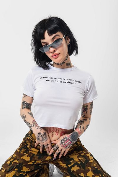 Sekizbiraltı Λευκό Crop Top - Εκτύπωση «Ίσως δεν είμαι».