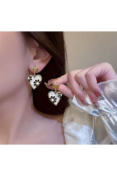 Pelin Aksesuar Black and White Flower Pattern Heart Earrings