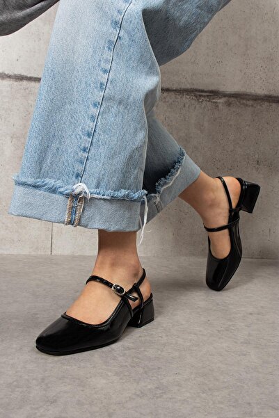 ShoeTek Beatta جلد أسود لامع - حذاء نسائي بكعب سميك وحزام للكاحل