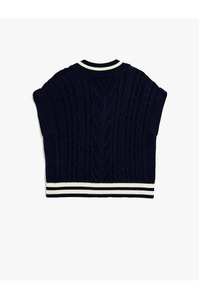 Koton Gerippter Strickpullover mit V-Ausschnitt – Applikationsdetail