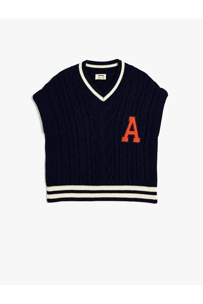 Koton Gerippter Strickpullover mit V-Ausschnitt – Applikationsdetail