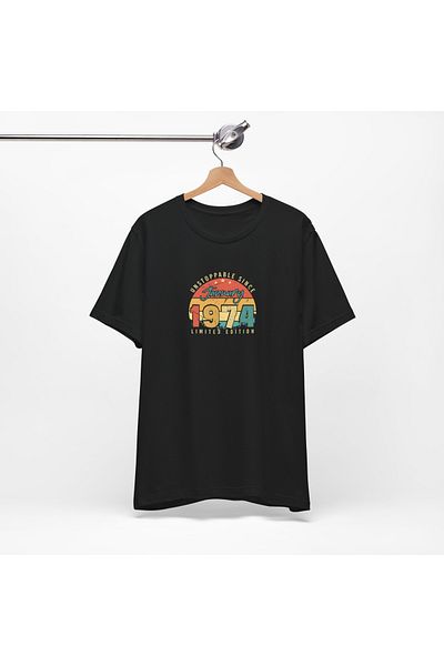 IVART 1974 Printed -unisex -100% βαμβακερό μαύρο κανονικό μπλουζάκι - λαιμόκοψη, κοντό μανίκι