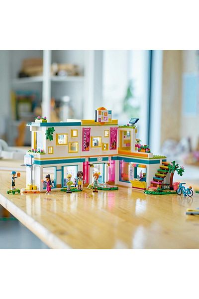 LEGO ® مدرسة فريندز هارت ليك الدولية 41731 - مجموعة بناء الألعاب للأعمار من 8 سنوات فما فوق (985 قطعة)