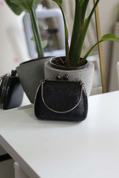 Moom Bag Geantă de mână pentru rochie de seară cu clemă de inimă, cu mâner din metal, cu model negru