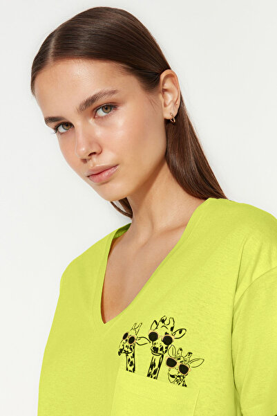 Trendyol Collection Sada žlutého pleteného pyžama – 100% bavlna, Tričko s potiskem, Kalhoty, Detail kapsy, Wide Fit Thmss23Pt00151