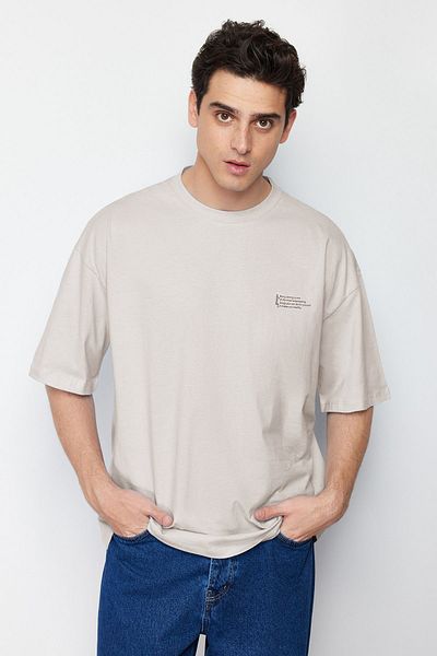 Trendyol Collection Μπλουζάκι Oversize Crew Neck από 100% βαμβακερό ύφασμα - Ελάχιστο τυπωμένο κείμενο TMNSS23TS00084