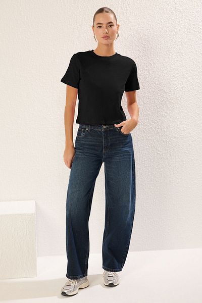 Trendyol Collection Tricou negru din țesătură Tok, cu decolteu, mânecă scurtă, tricotat, tăiat obișnuit/noră, TWOSS25TS00002