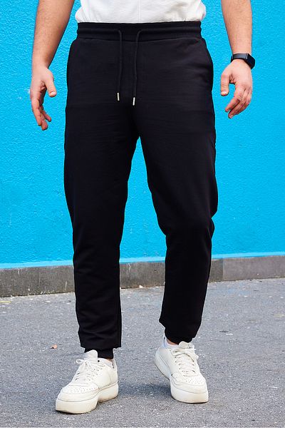 Trendyol Collection Schwarze Jogger-Jogginghose – normaler Schnitt, elastisches Bein TMNSS20EA0053