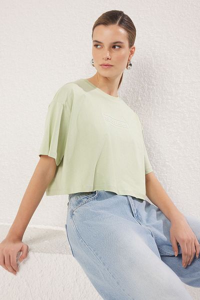 Trendyol Collection Mátové 100% bavlněné uvolněné/pohodlné pletené tričko s vysokým potiskem TWOSS25TS00084