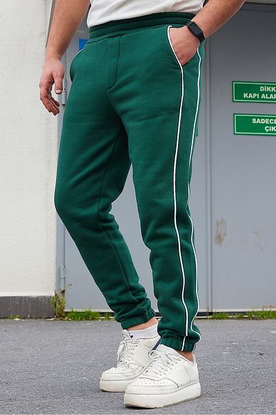 Trendyol Collection Smaragdgrüne Jogginghose mit dicker Paspelierung - Normale Schnittform TMNAW25EA00001