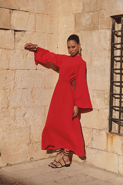 Trendyol Modest Gewebtes Kleid mit rotem Gürtel TCTSS25DB00011