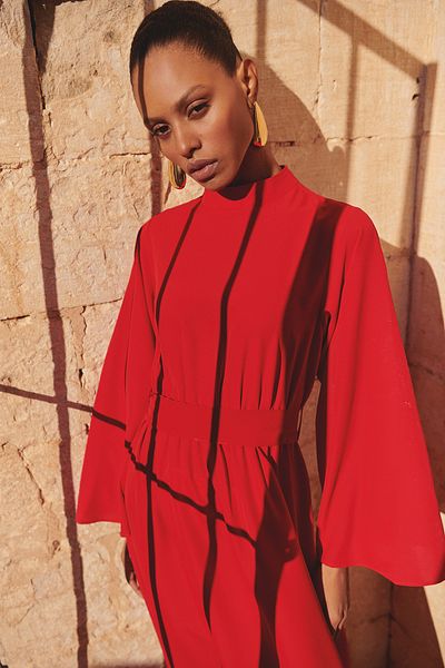 Trendyol Modest Gewebtes Kleid mit rotem Gürtel TCTSS25DB00011