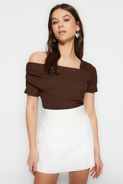 Trendyol Collection Brauner gestrickter Body mit asymmetrischem Kragen – sitzender Body mit Druckknopfverschluss TWOSS23BD00060