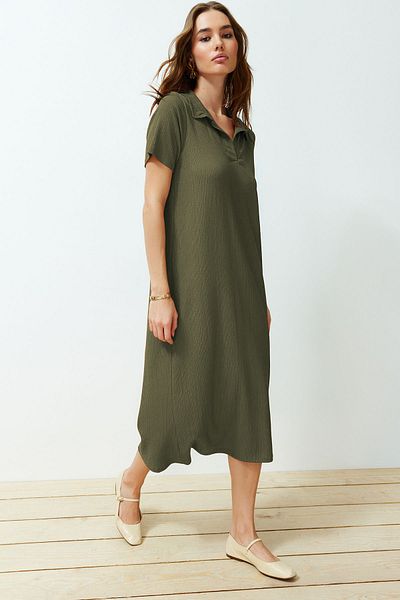 Trendyol Collection Khakifarbenes Midi-Strickkleid mit Polokragen – kurze Ärmel, TWOSS24EL00478