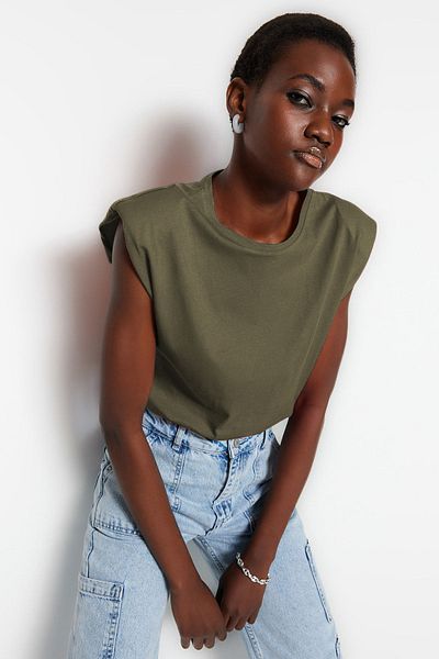 Trendyol Collection Khakifarbenes Crop-T-Shirt aus 100 % Baumwolle mit Rundhalsausschnitt – TWOSS21TS0379