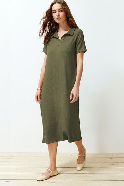 Trendyol Collection Khakifarbenes Midi-Strickkleid mit Polokragen – kurze Ärmel, TWOSS24EL00478