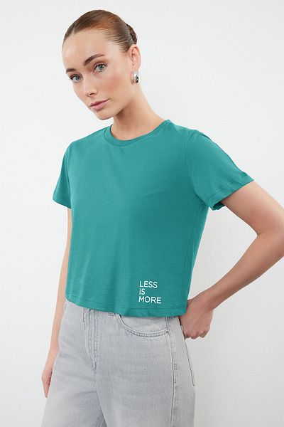 Trendyol Collection Tricou Turquoise Crop Crew Deck - 100% bumbac, imprimeu cu slogan, TWOSS23TS00125
