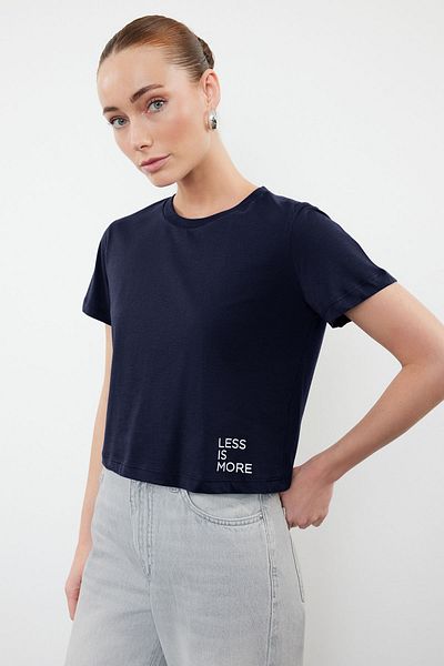 Trendyol Collection Tričko 100% bavlna Navy Blue Crop Tričko – Crew Neck, Slogan Print, Twoss23Ts00125