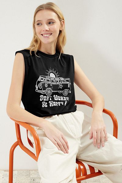 Trendyol Collection Schwarzes Crop-T-Shirt mit Rundhalsausschnitt – 100 % Baumwolle, bedruckt, ärmellos TWOSS23TS00122