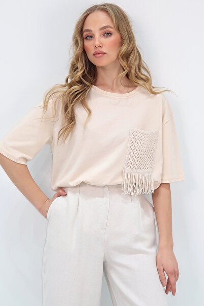 Trend Alaçatı Stili Damski beżowy T-shirt z okrągłym dekoltem i dzianinowymi kieszeniami ALC-X11587