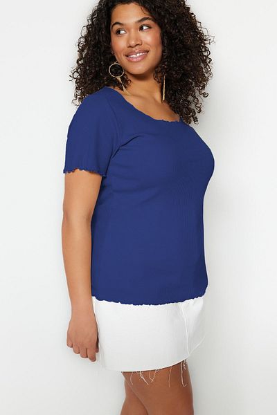 Trendyol Curve Blaue, gerippte, gestrickte Plus-Size-Bluse mit Rundhalsausschnitt TBBSS23BF00010