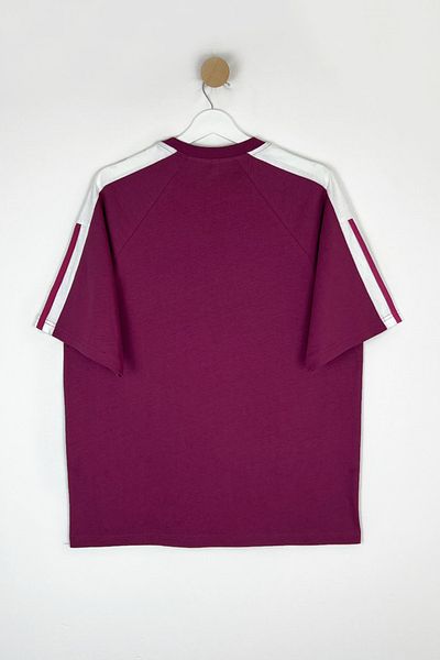 Trendyol Collection Burgunderfarbenes, farbblockiertes, übergroßes Baumwoll-T-Shirt – TMNSS25TS00095
