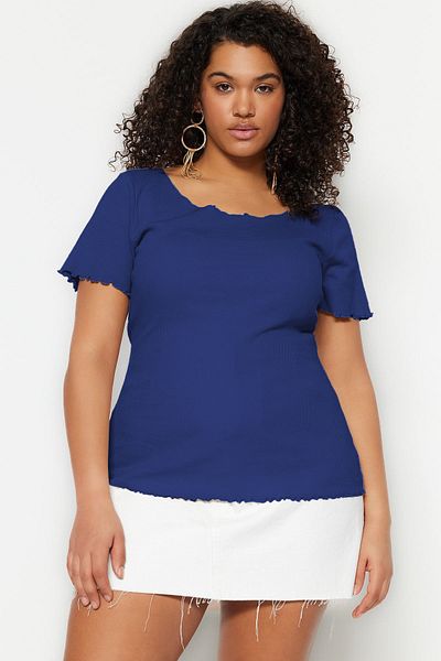 Trendyol Curve Blaue, gerippte, gestrickte Plus-Size-Bluse mit Rundhalsausschnitt TBBSS23BF00010