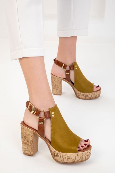 SOHO Klassische Damenschuhe mit Absatz aus khakifarbenem Wildleder 20315