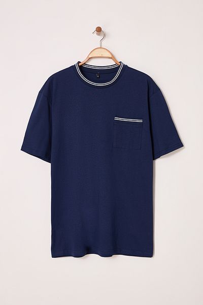 Trendyol Collection Marineblaues Strick-T-Shirt in Übergröße mit Taschen- und Banddetails, reguläre Passform TMNSS25BF00027
