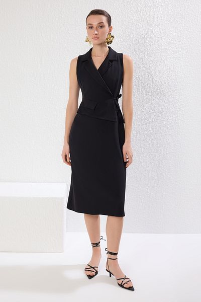 Trendyol Collection Sukienka midi w kolorze czarnym o kroju litery A – kołnierzyk typu żakiet, tkana, TWOSS25EL00298