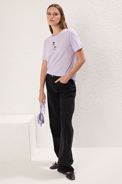Trendyol Collection Lila besticktes, normales T-Shirt aus 100 % Baumwolle – TWOSS24TS00160