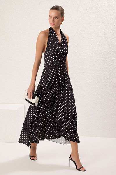 Trendyol Collection Černé puntíkované / splývavé maxi pletené šaty TWOSS25EL00367