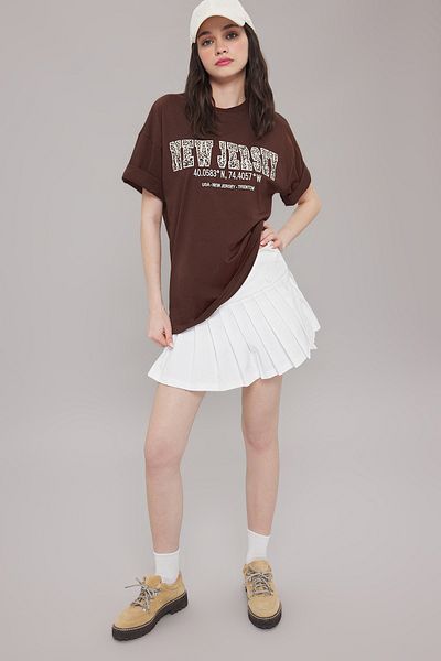 Trendyol Collection Голяма памучна тениска с кафяв бродиран лозунг - Twoss25Ts00060