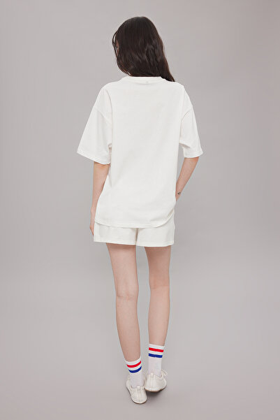 Kolekcia Trendyol Súprava oversize topu a krátkych šortiek zo 100 % bavlny Ecru Slogan - TWOSS25AU00039