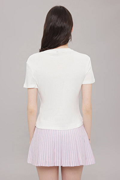 Trendyol Collection Εκρού εμπριμέ μπλουζάκι που κάθεται στο σώμα - TWOSS25TS00108