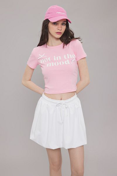 Trendyol Collection Μπλουζάκι με στάμπα με ροζ εφαρμοστό σύνθημα TWOSS25TS00082