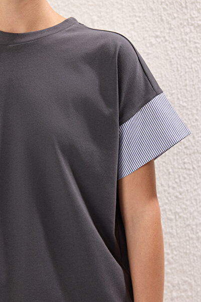 Trendyol Collection Πλεκτό μπλουζάκι από ποπλίνα με λεπτομέρεια χαλαρής εφαρμογής ανθρακί - TWOSS24TS00007