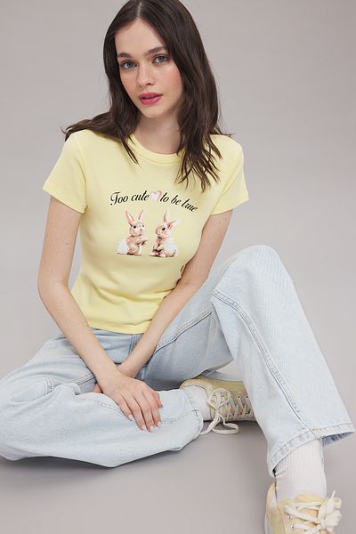 Trendyol Collection Gelbes T-Shirt mit Kaninchen-Aufdruck TWOSS25TS00095