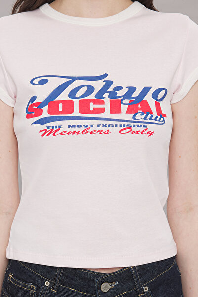 Trendyol Collection Farbblock-T-Shirt mit rosa Slogan-Print – TWOSS25TS00094