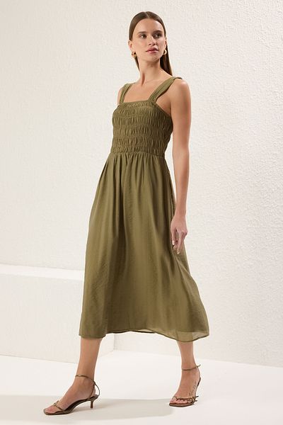 Trendyol Collection Khakifarbenes, gerades Gips-Midi-Webkleid TWOSS25EL00050
