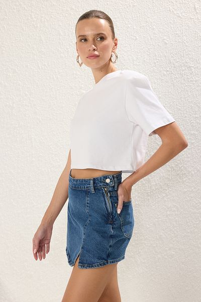 Trendyol Collection Blauer Mini-Jeans-Shorts-Rock mit Schlitz TWOSS23SR00091