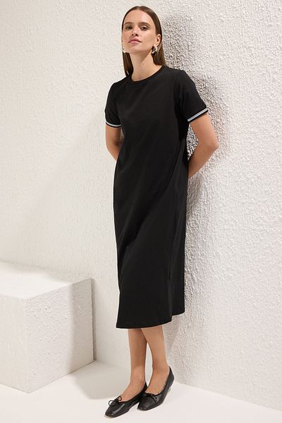 Trendyol Collection Černý úplet Detail pásku Crew Neck Krátký rukáv Pružné pletené šaty Twoss24El00121