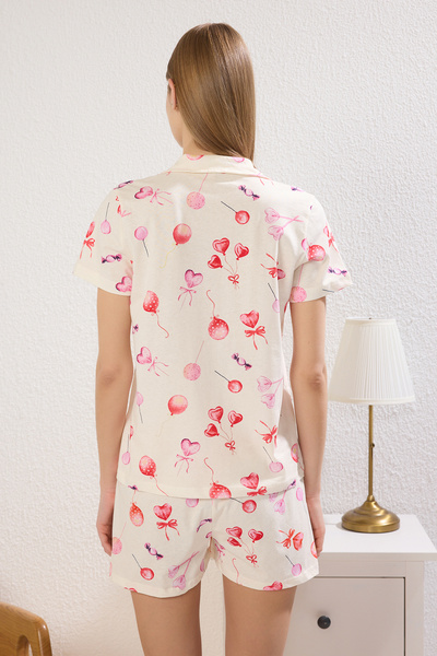 Trendyol Collection Ecru-Pyjama-Set aus 100 % Baumwolle mit Herz-Shorts und gestrickten Pyjamas THMSS25PT00364