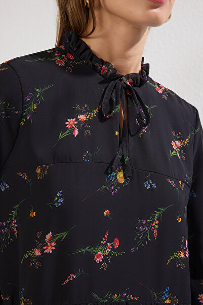 Trendyol Modest Černé tkané šaty s květinovým vzorem - detail límečku TCTAW25EB00091