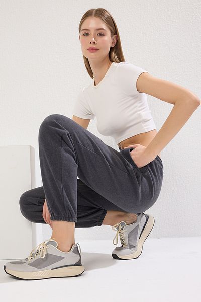 Trendyol Collection Anthrazitfarbene Thessaloniki-Sport-Jogginghose mit bequemer Passform und Taschenstrick TWOAW21EA0168
