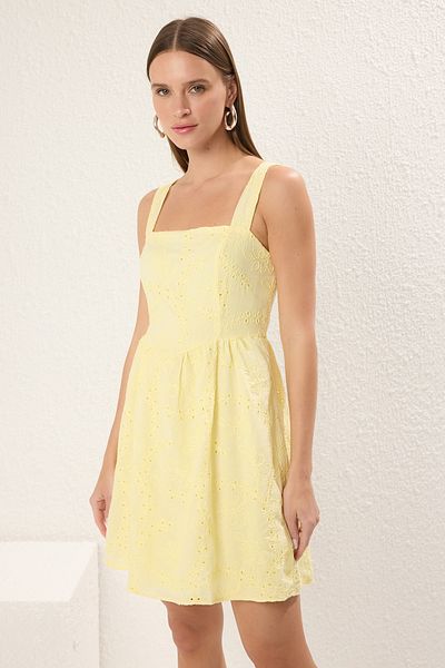 Trendyol Collection Gelbes, gerades, tailliertes Mini-Webkleid mit geradem Saum TWOSS25EL00448