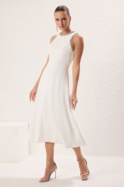 Trendyol Collection Weißes, gewebtes Kleid im A-Linien-Stil mit Steinzubehör TPRSS24EL00178